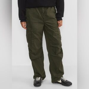 TNA / aritzia cargo pants in flint green, size small